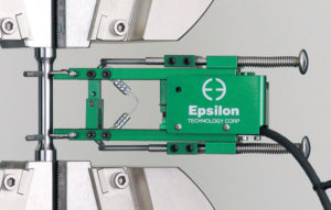 Nahaufnahme eines grünen Extensometers Model 3542 der Firma Epsilon